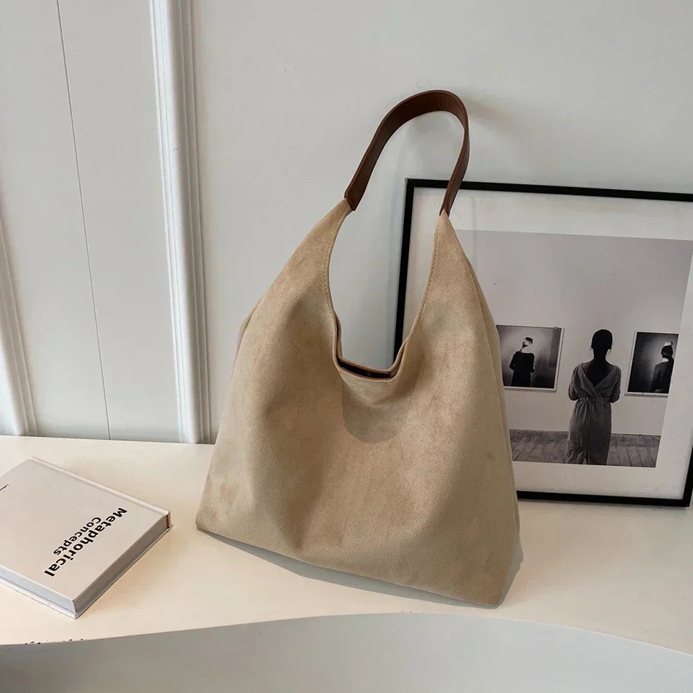 Dana Soft Tote™ – the must-have spring bag in beige 