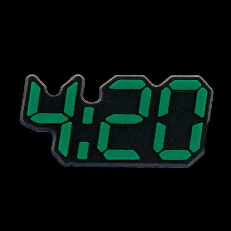 PVC Charm – 4:20 Mindset i Stilren Grön Design